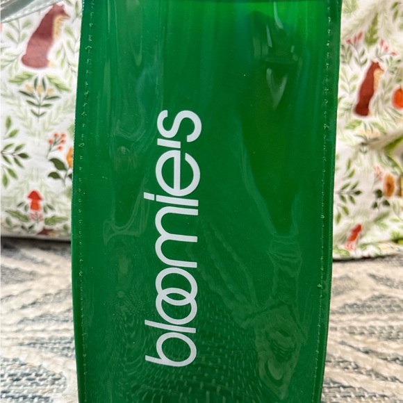 Bloomingdale’s Bloomies Little Seattle Bag exclusive green tote NWT - Picture 2 of 3